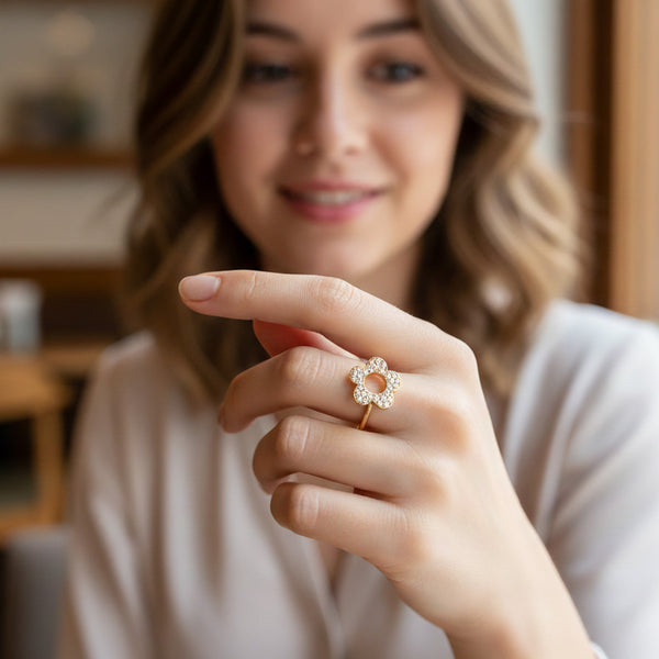 Bague Fleur Ajourée Élégante Avec Pistil Vide