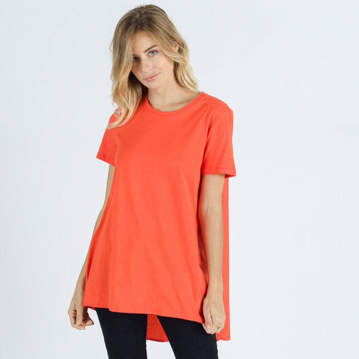 Wide and loose hem T-shirt.