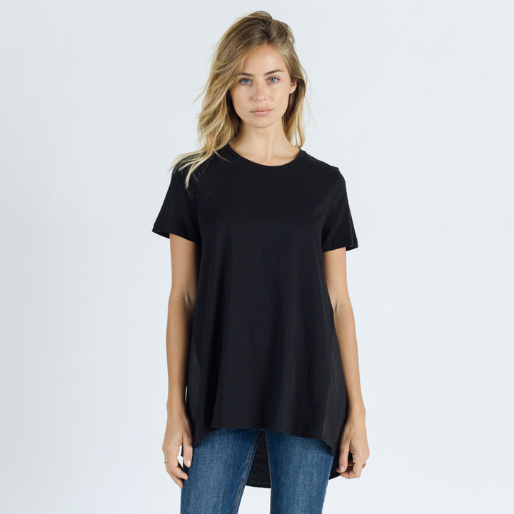 Wide and loose hem T-shirt.